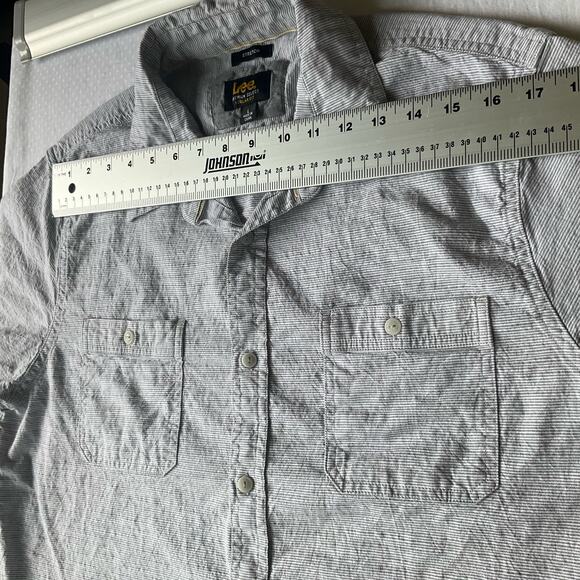 Lee Men’s Short Sleeve Button Down Shirt size L, Gray, Stretch & Regular Fit - Picture 2 of 8